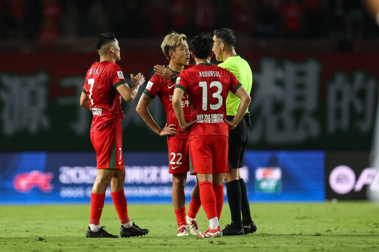 河南队启程上海迎战海港 赛后即刻转战成都客场