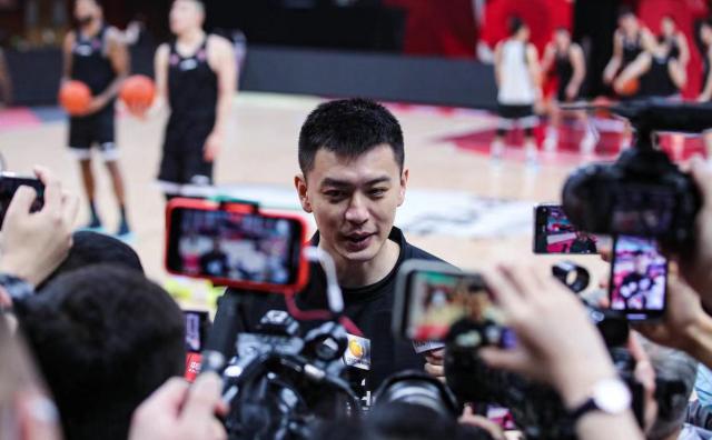 星空官网-生死战杨鸣强调摆正心态 李晓旭到来激发队友信心