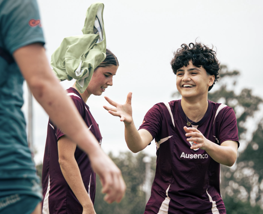 星空体育-拒绝回国！伊朗女足2名逃离队员露面：露大腿脱头巾训练 笑容满面